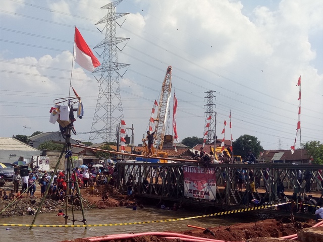 Tradisi Panjat Pinang di Tengah Sungai ala Warga Kalimalang