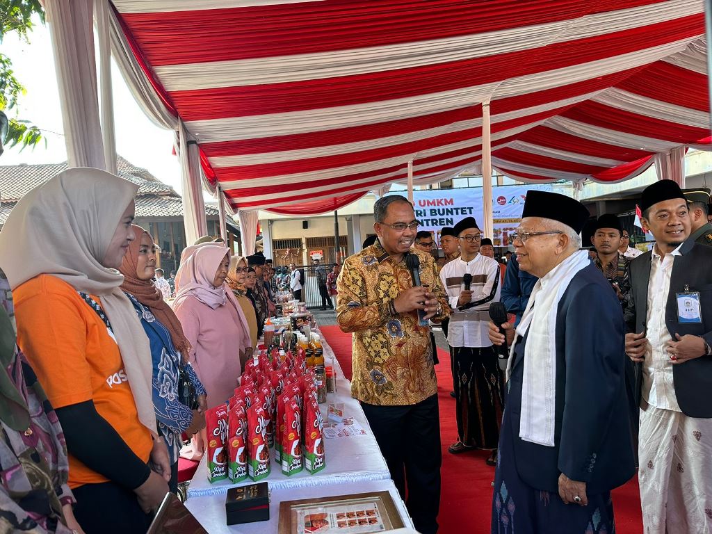Serahkan Fisik Emas Pospay Gold, Pos Indonesia Dukung Pengembangan UMKM Ponpes Buntet
