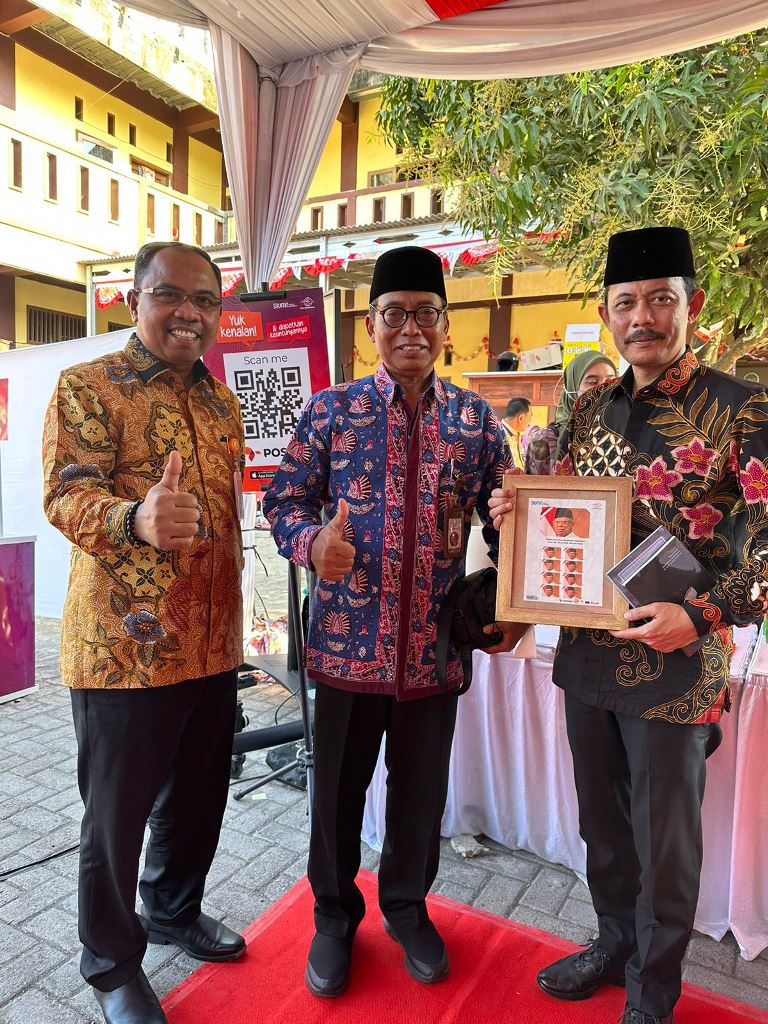 Serahkan Fisik Emas Pospay Gold, Pos Indonesia Dukung Pengembangan UMKM Ponpes Buntet