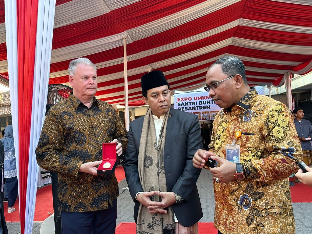 Serahkan Fisik Emas Pospay Gold, Pos Indonesia Dukung Pengembangan UMKM Ponpes Buntet