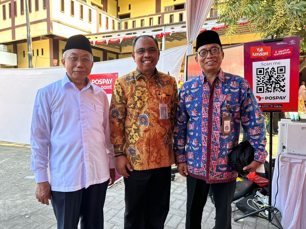 Serahkan Fisik Emas Pospay Gold, Pos Indonesia Dukung Pengembangan UMKM Ponpes Buntet