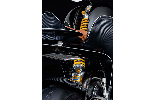 Gentleman Racer, Pakai Bodi Serat Karbon