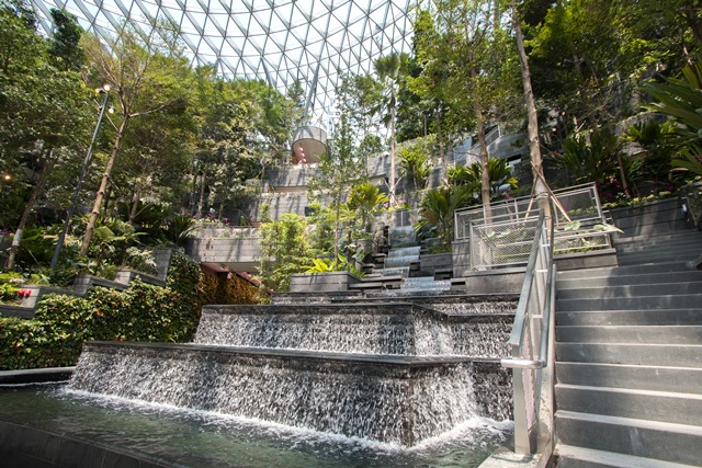 Melihat <i>Rain</i> <i>Vortex</i>, Air Terjun <i>Indoor</i> Tertinggi di Dunia