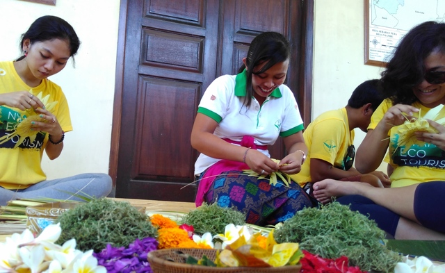 Mengenal Filosofi Pembuatan Canang Sari di Bali