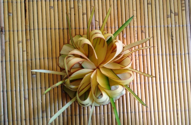 Mengenal Filosofi Pembuatan Canang Sari di Bali