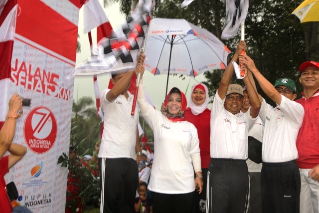 Sinergi BUMN, Pupuk Indonesia Grup & Hutama Karya Gelar Jalan Sehat dan Pasar Murah