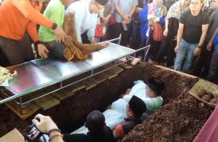 Penuh Haru, Farhan Bopong Jenazah Putranya ke Liang Lahat