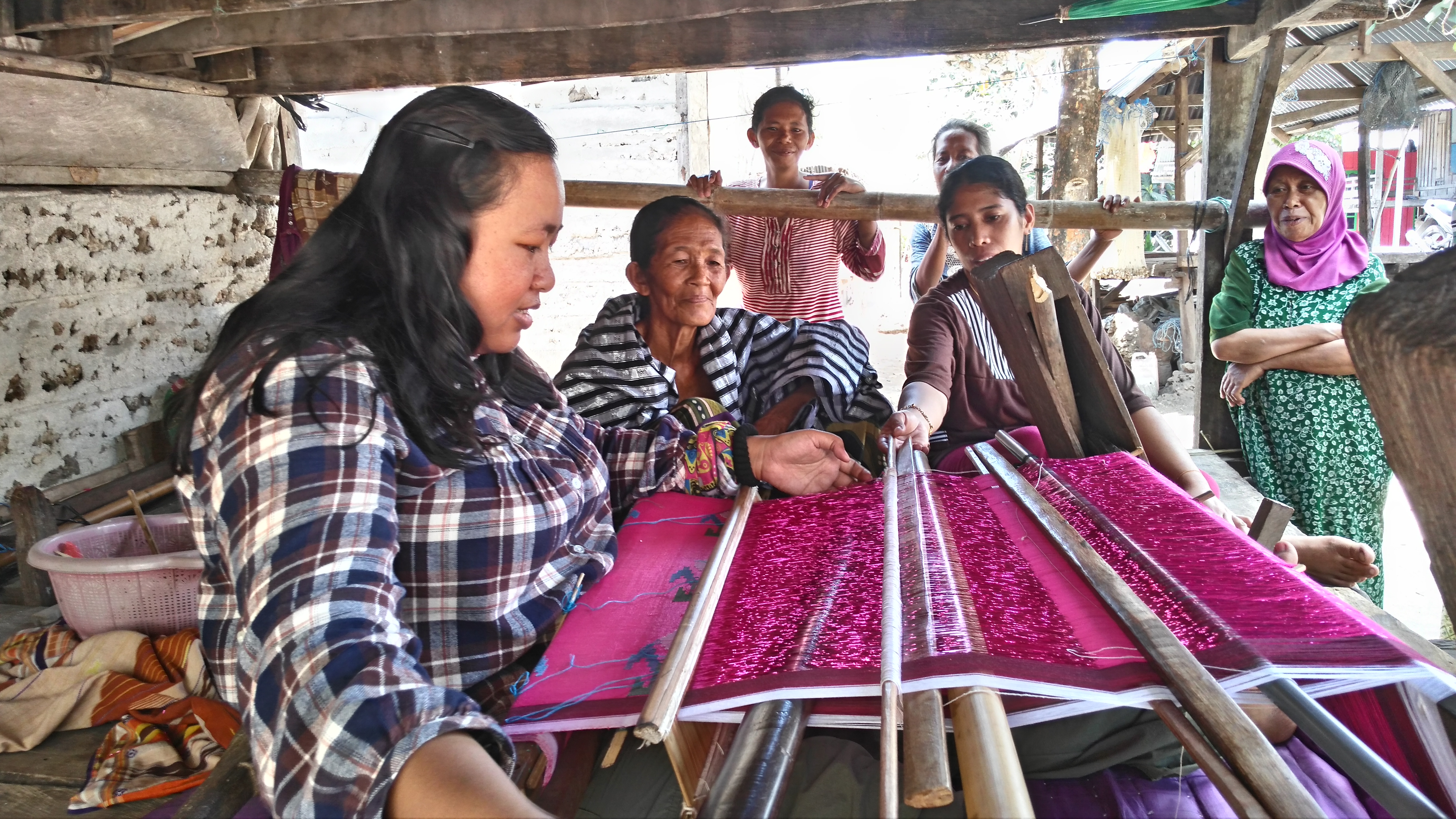 Siapa Mau Belajar Tenun Sarung di Wakatobi? 