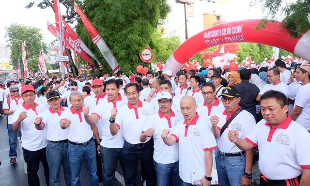 Ribuan Warga Jawa Timur Meriahkan Jalan Santai 5 km Go Clean