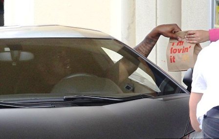 Kanye West Beli Burger Sambil Naik Lamborghini