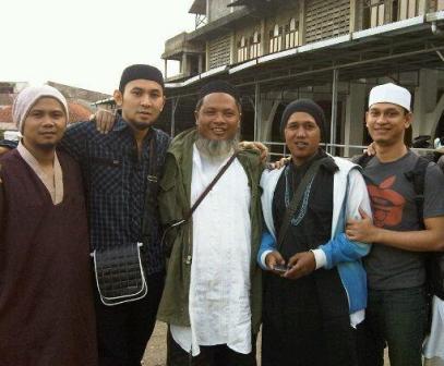 Mereka Yang Banting Setir Dari Ngeband Kini Perdalam Agama Sepintas, suaranya sangat mirip dengan suara sengau yang selama ini identik dengan ariel noah. ngeband kini perdalam agama