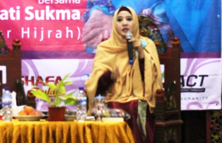 Mengintip Peggy Melati Dakwah Keliling Madura