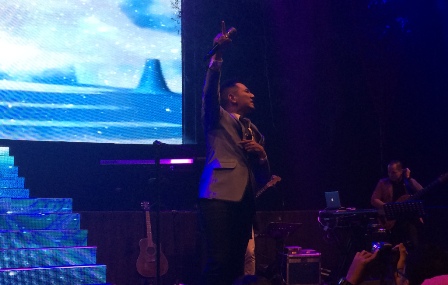 Tembang Koes Plus Mengalun di Konser 15 Tahun Rio Febrian