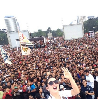 Pose di Monas, Syahrini: Fotonya Harus <i>Kayak</i> di Menara Eiffel