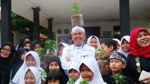Bupati Purwakarta dan Pelajar Serentak Tanam Pohon Cabai