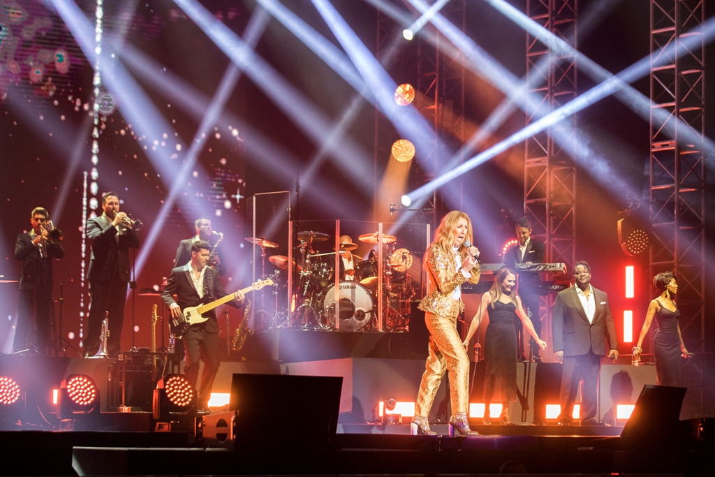 Kelakar Celine Dion di Panggung Hangatkan Suasana Konser