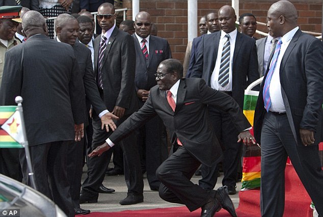 Begini Kalau Presiden Zimbabwe Dikerjai Fotografer   