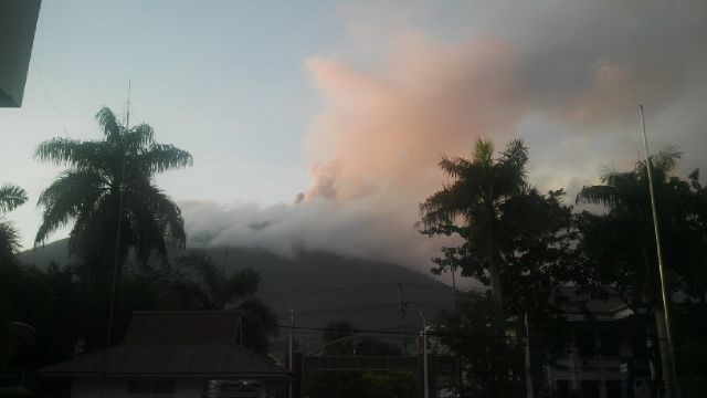 Gunung Gamalama Meletus Lagi, Warga Tutupi Rumah 