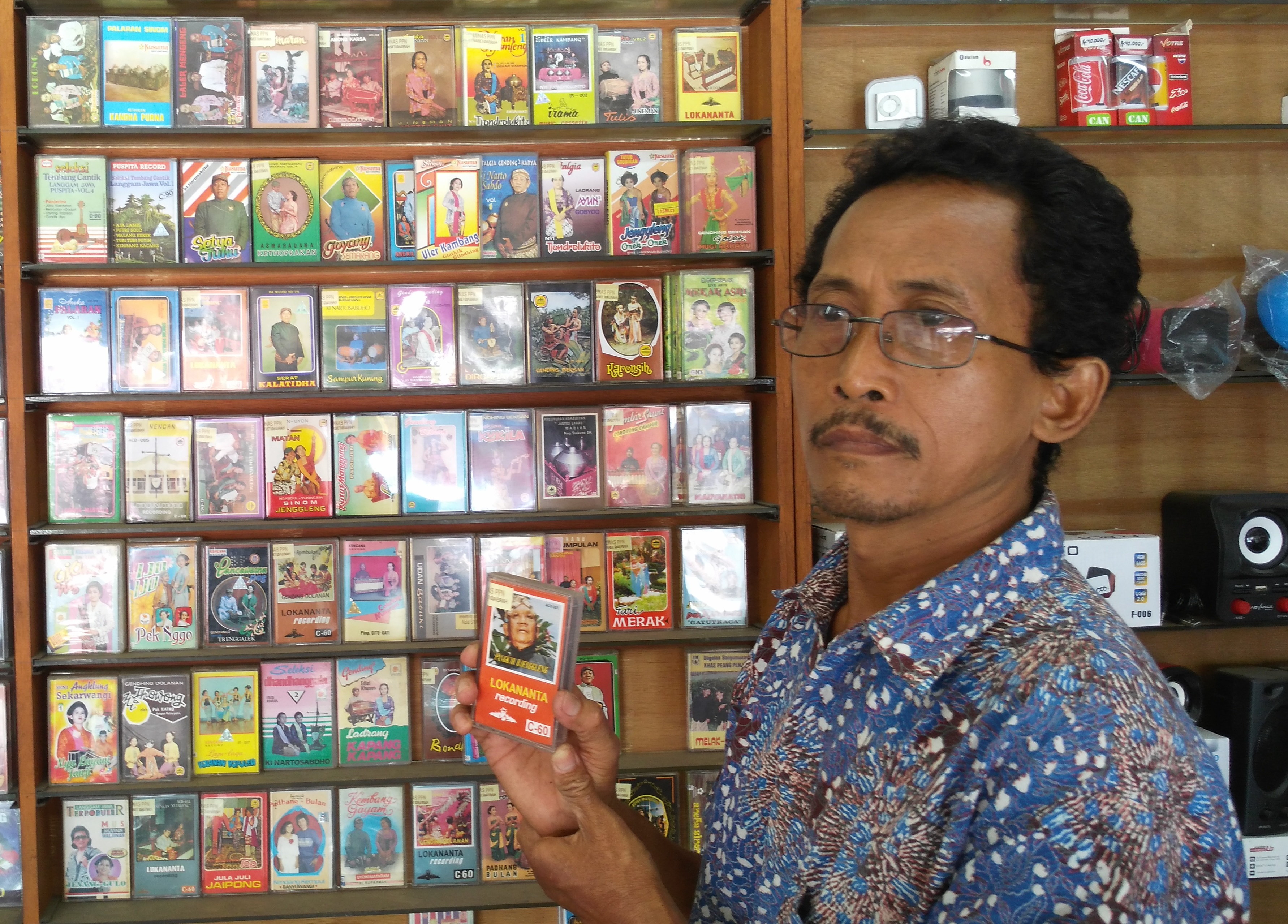 Banyak Kaset Iwan Fals di Pulo Gadung    