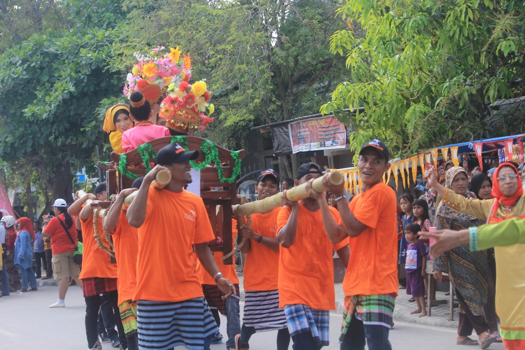 Foto: Keseruan Karnaval Budaya di Pembukaan Wakatobi Wave 2015  