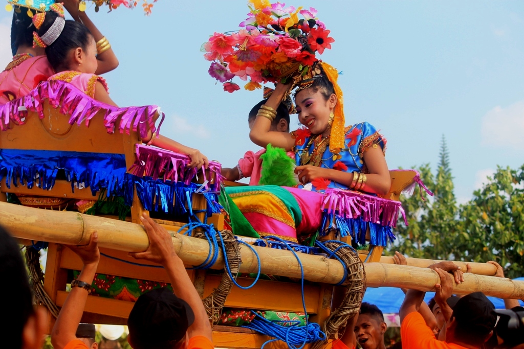 Foto: Keseruan Karnaval Budaya di Pembukaan Wakatobi Wave 2015  