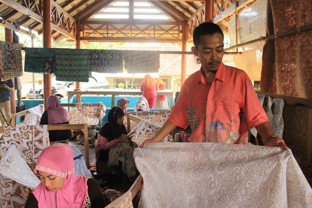 Cerita Masa Lalu Seniman Batik Ciracap