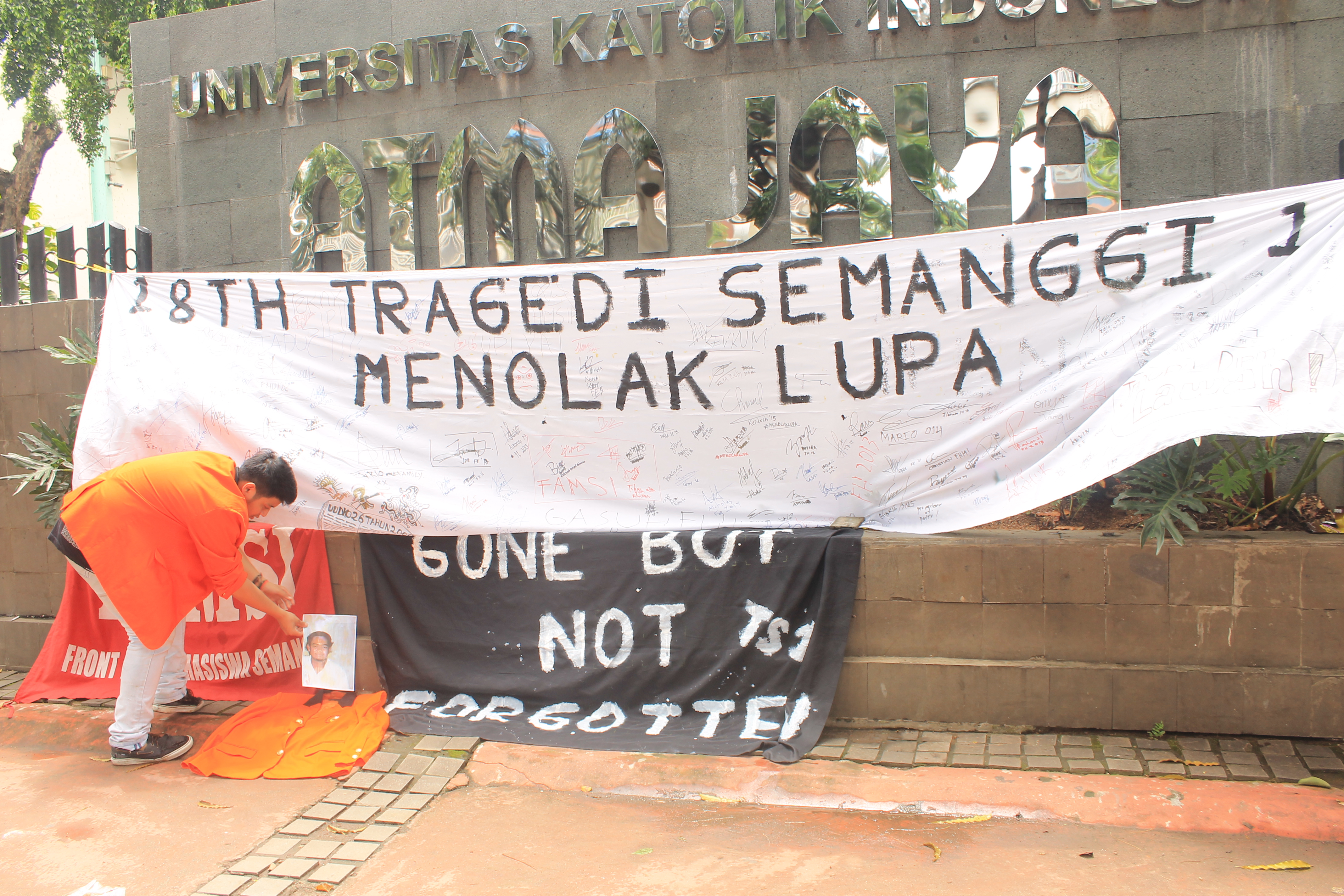 Mahasiswa dan Rumah Gerakan 98 Tabur Bunga Peringati Tragedi Semanggi