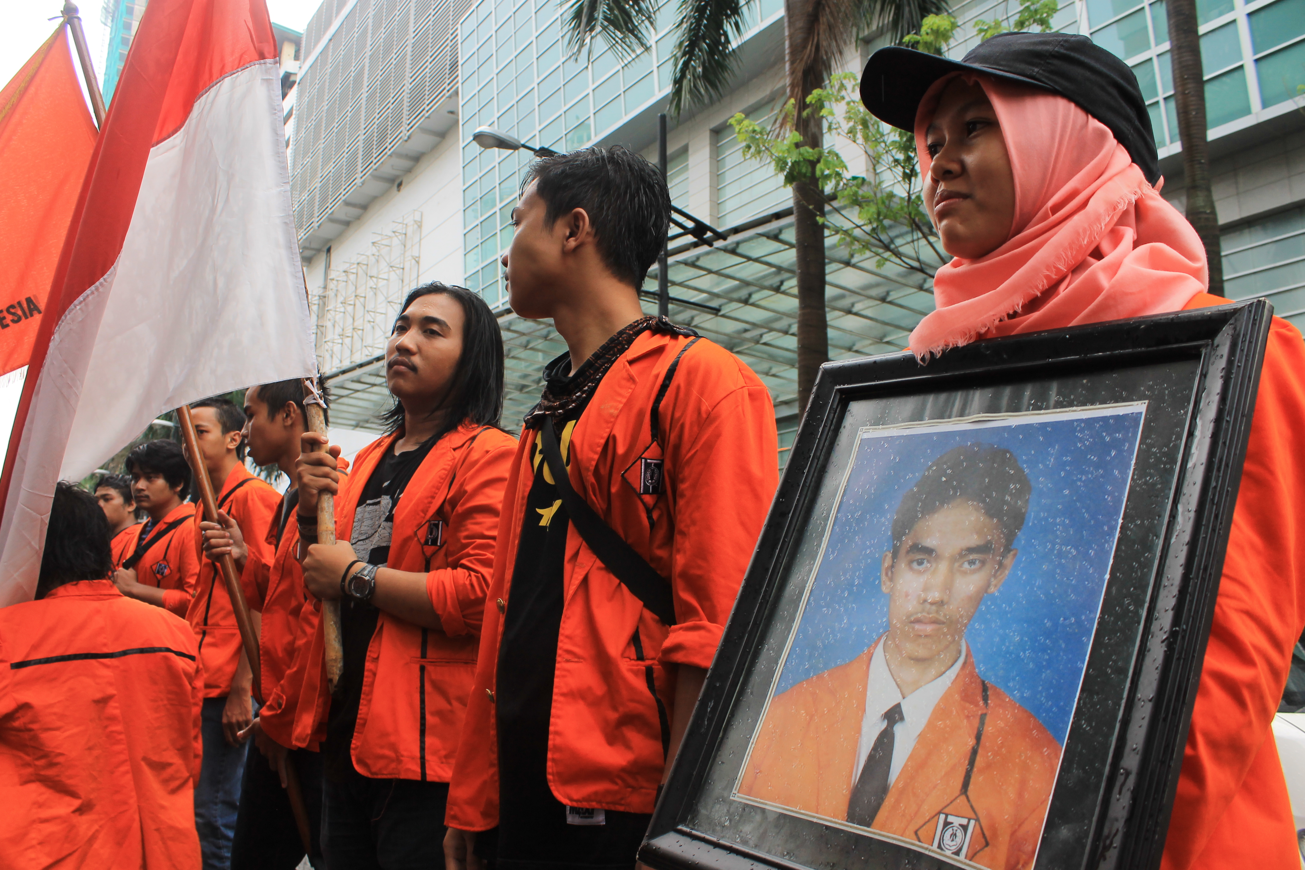 Mahasiswa dan Rumah Gerakan 98 Tabur Bunga Peringati Tragedi Semanggi