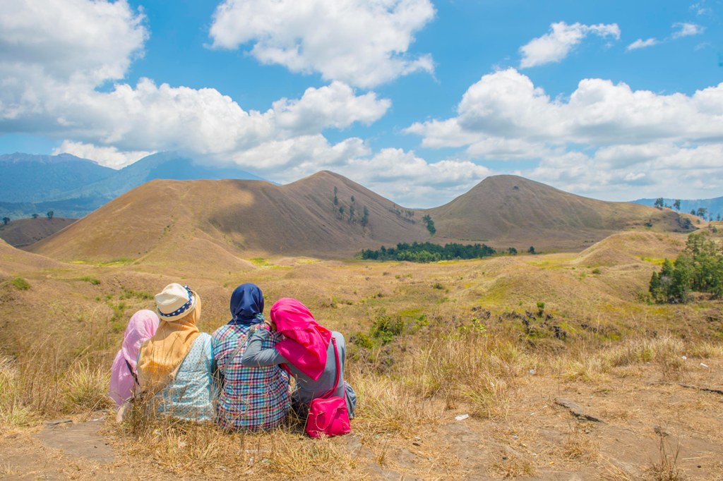 Menikmati Keindahan Kawah Wurung