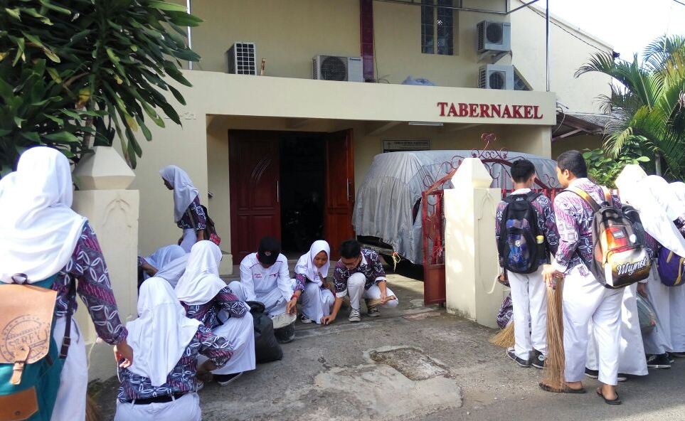 Bangun Semangat Toleransi, Bupati Purwakarta dan Pelajar Muslim Bersihkan Gereja