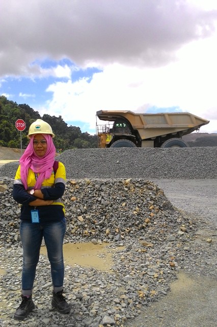 Perempuan di Balik Kemudi Haul Truck