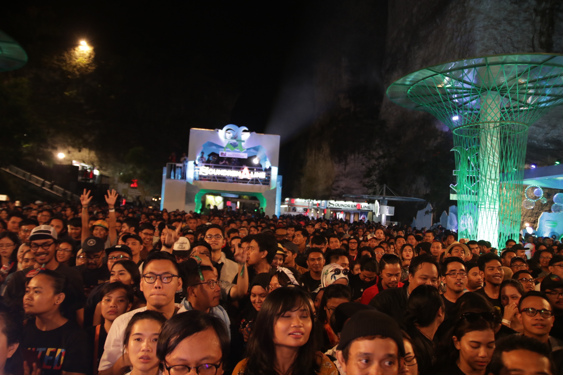 Mew jadi Pusat Perhatian Soundrenaline 2017 Hari Pertama