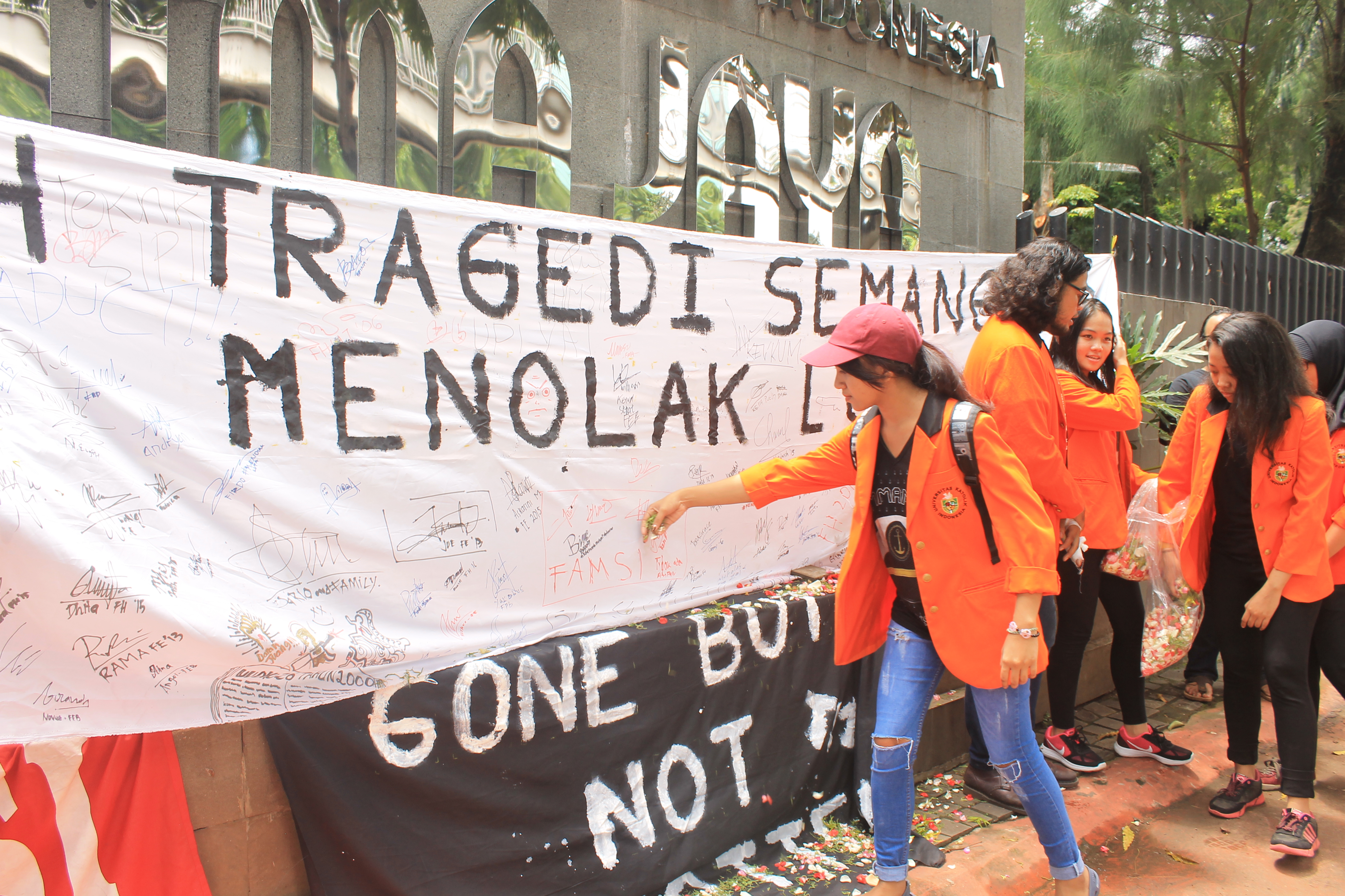 Mahasiswa dan Rumah Gerakan 98 Tabur Bunga Peringati Tragedi Semanggi