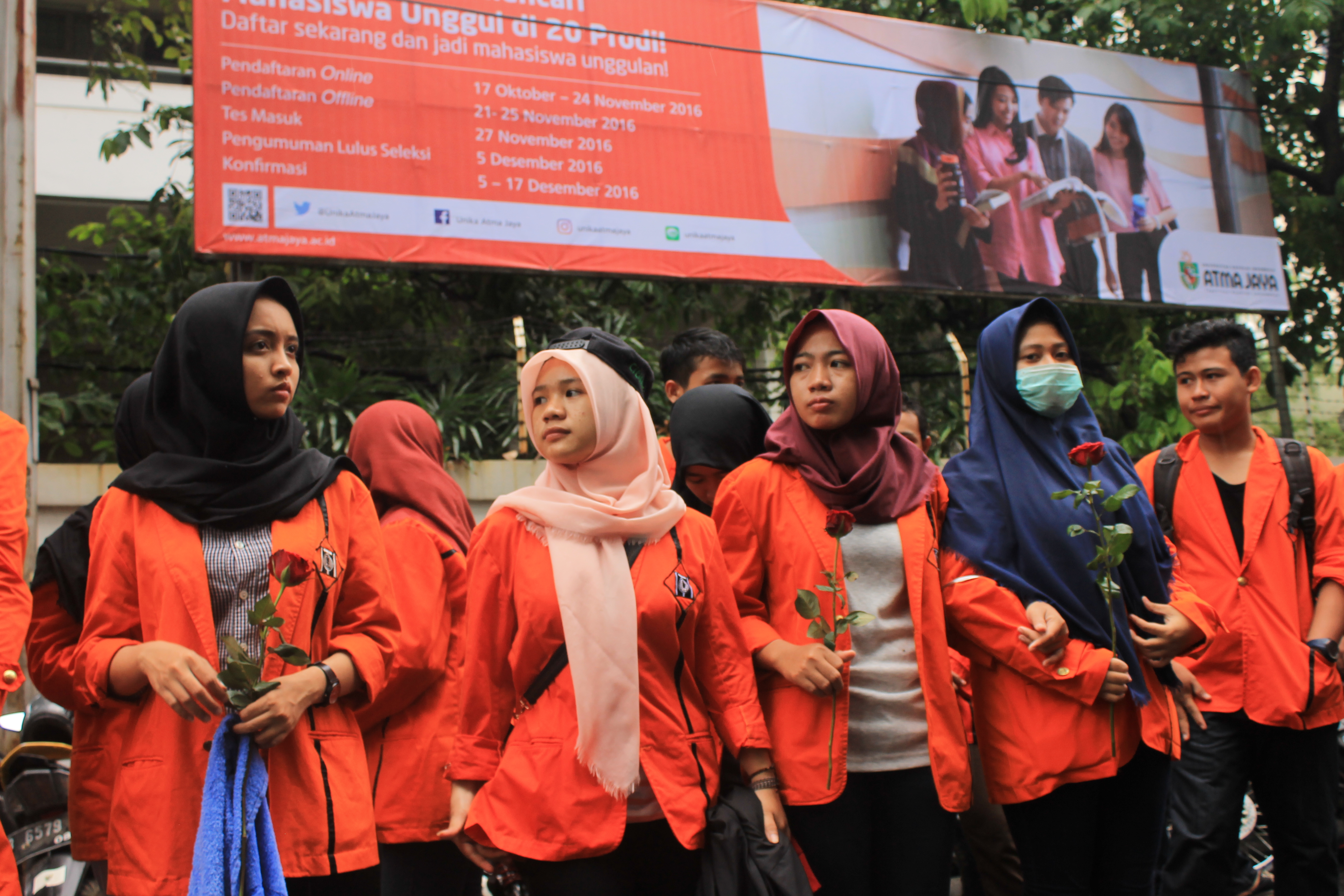 Mahasiswa dan Rumah Gerakan 98 Tabur Bunga Peringati Tragedi Semanggi