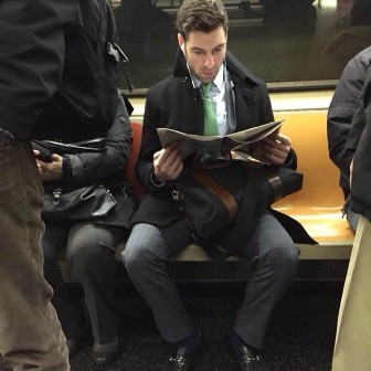 Pria Tampan Baca Buku Jadi Tren di <i>Instagram</i>