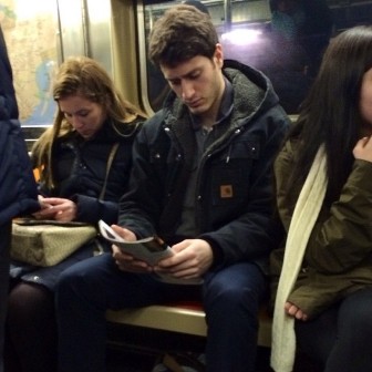 Pria Tampan Baca Buku Jadi Tren di <i>Instagram</i>