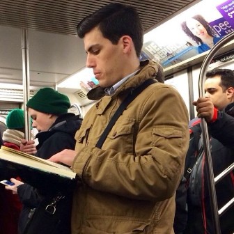 Pria Tampan Baca Buku Jadi Tren di <i>Instagram</i>