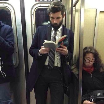 Pria Tampan Baca Buku Jadi Tren di <i>Instagram</i>