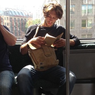 Pria Tampan Baca Buku Jadi Tren Di Instagram