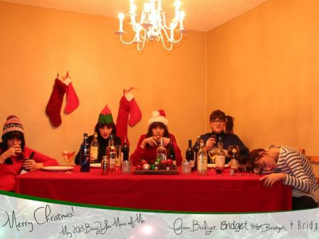 Perempuan Ini Kreasikan Kartu Natal versi Jomblo