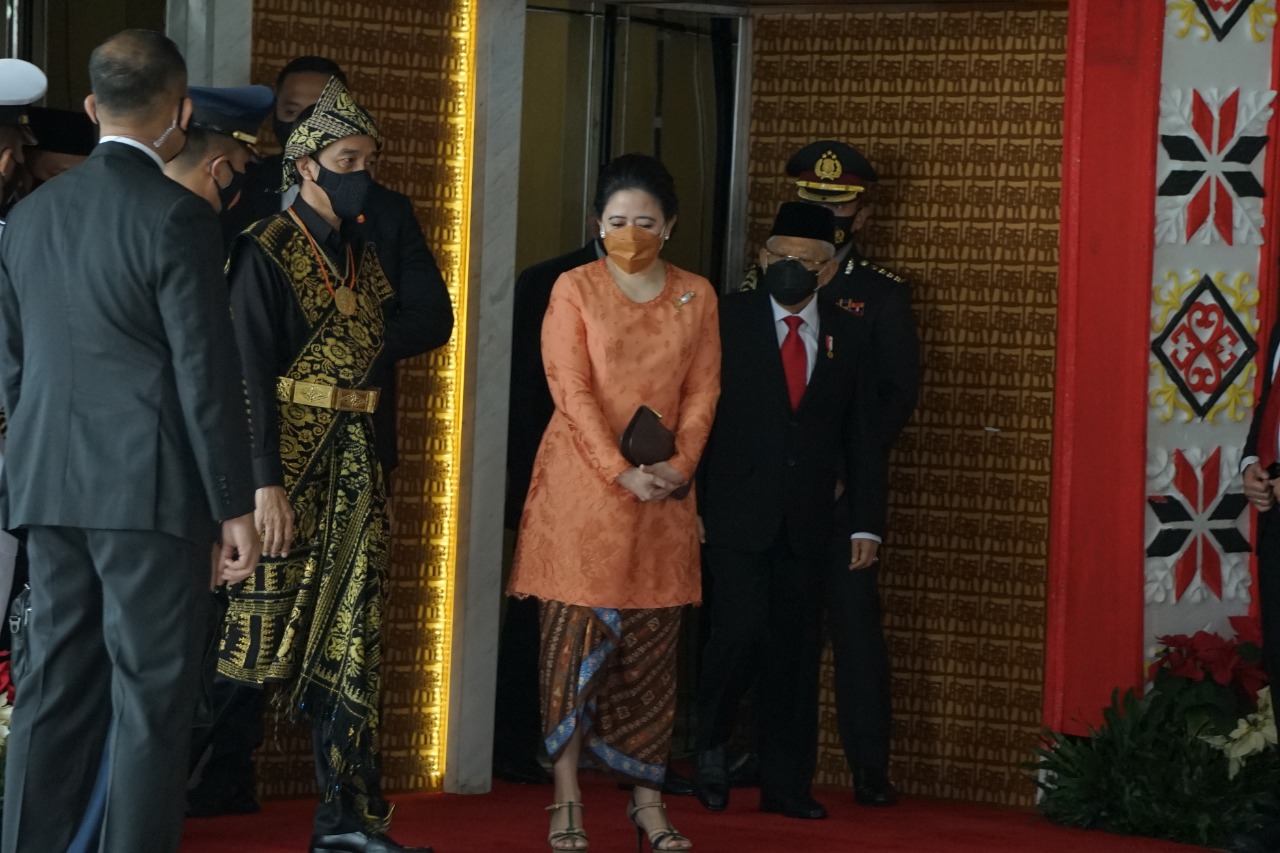Puan Puji Konsistensi Jokowi Kenakan Pakaian Adat