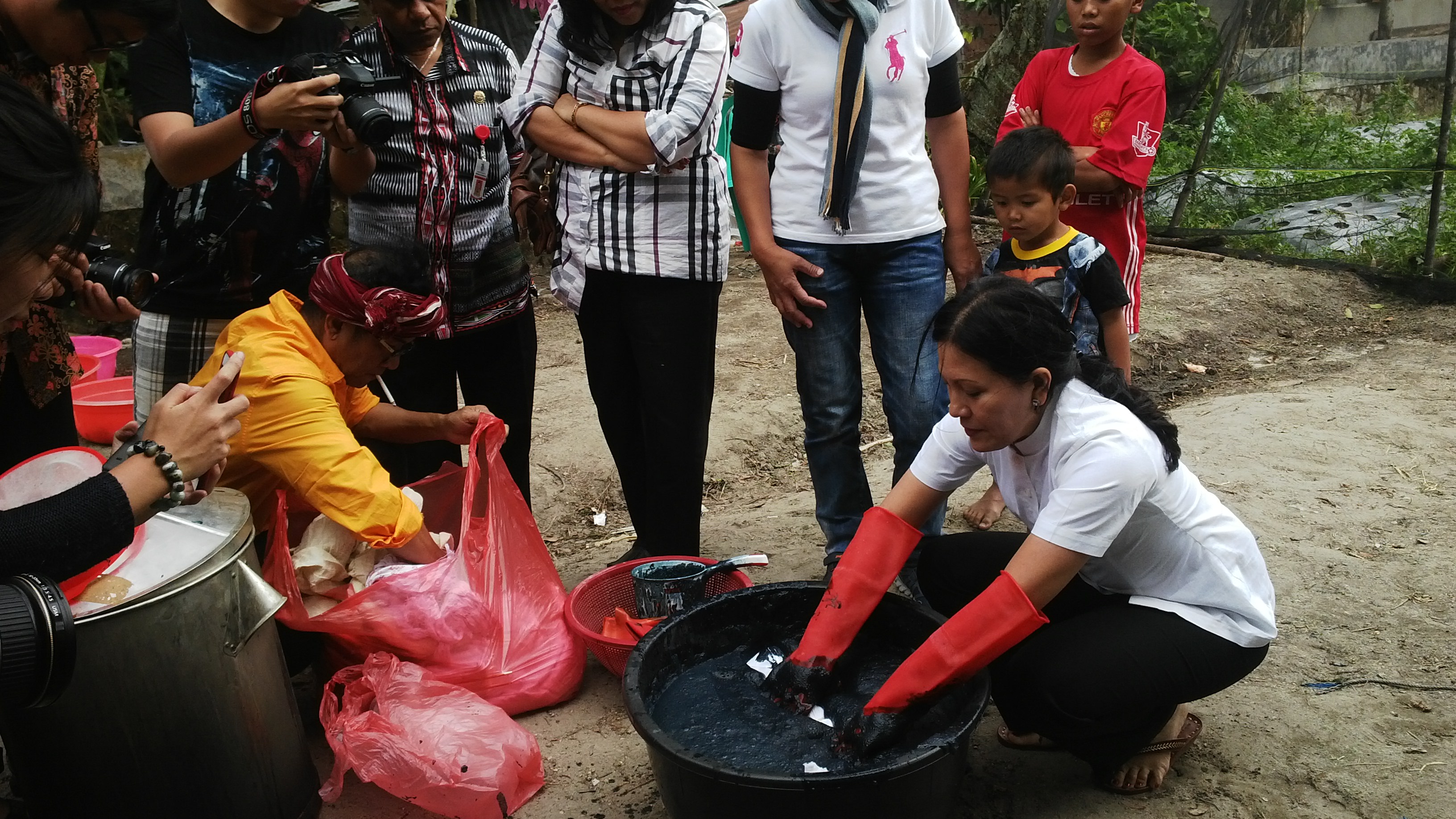 Warga Humbang Hasundutan Antusias Ikut Pelatihan <i>Eco Fashion</i>