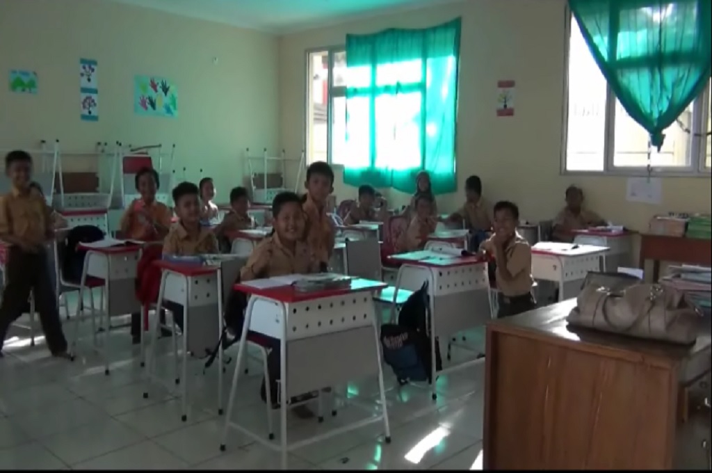 Bangunan Sekolah Ambruk, Siswa SDN Paku Alam 2 Tetap Belajar