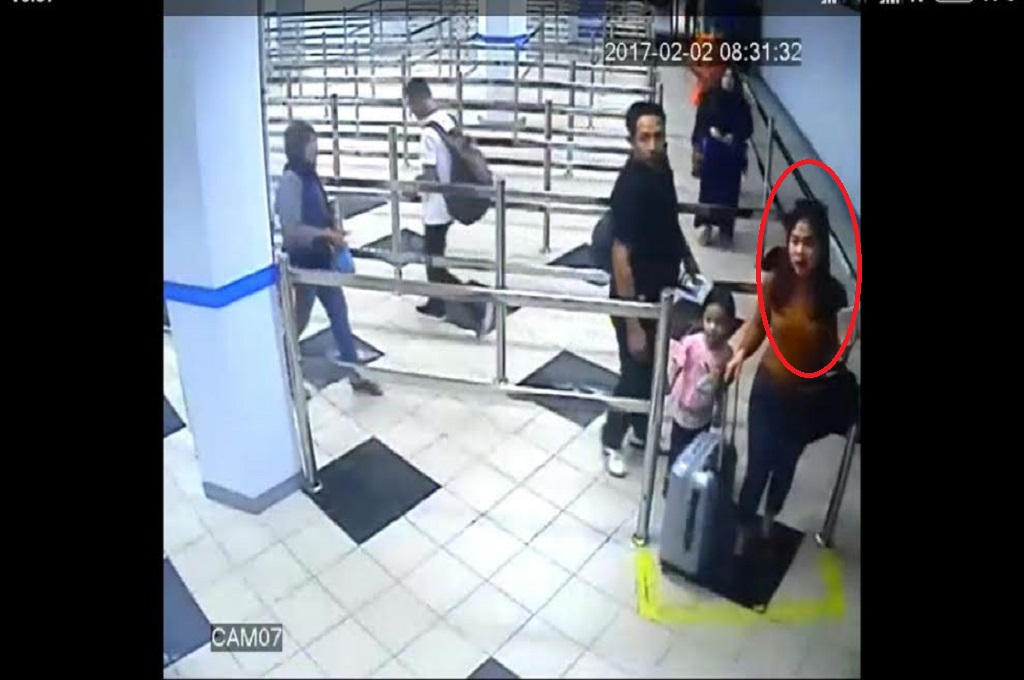 Terekam Kamera Pelabuhan, Siti Aisyah tampak Santai