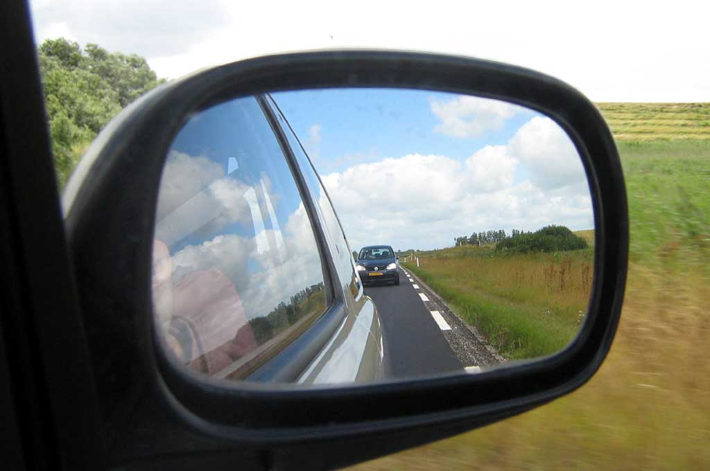 Sering Menoleh Kaca Spion Bisa Kurangi Risiko Kecelakaan