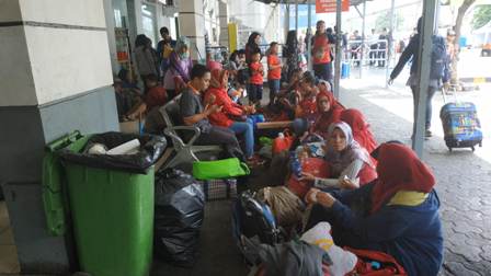Ruang Tunggu Stasiun Senen Dikeluhkan