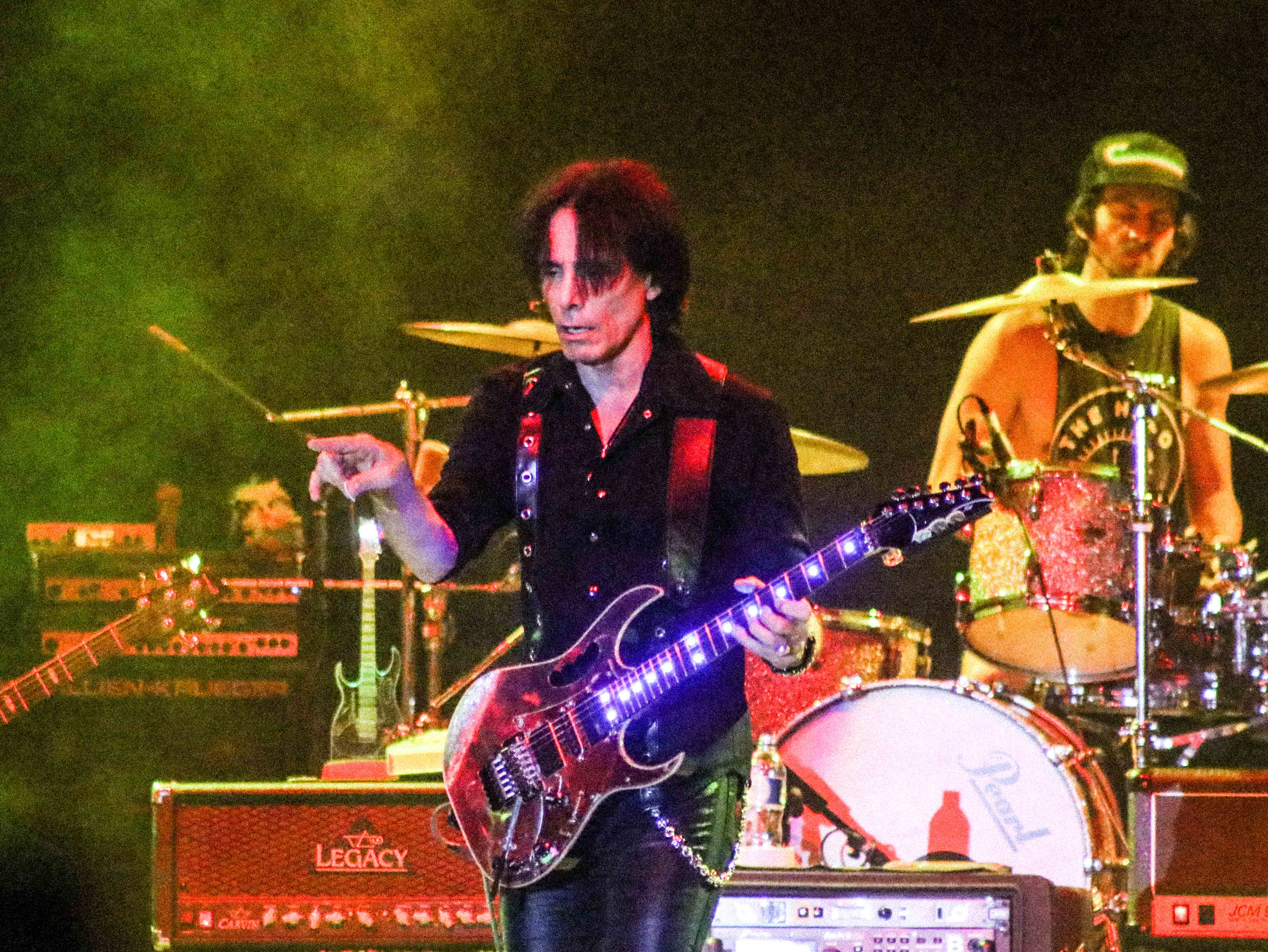 Foto-Foto Konser Lima Dewa Gitar Dunia