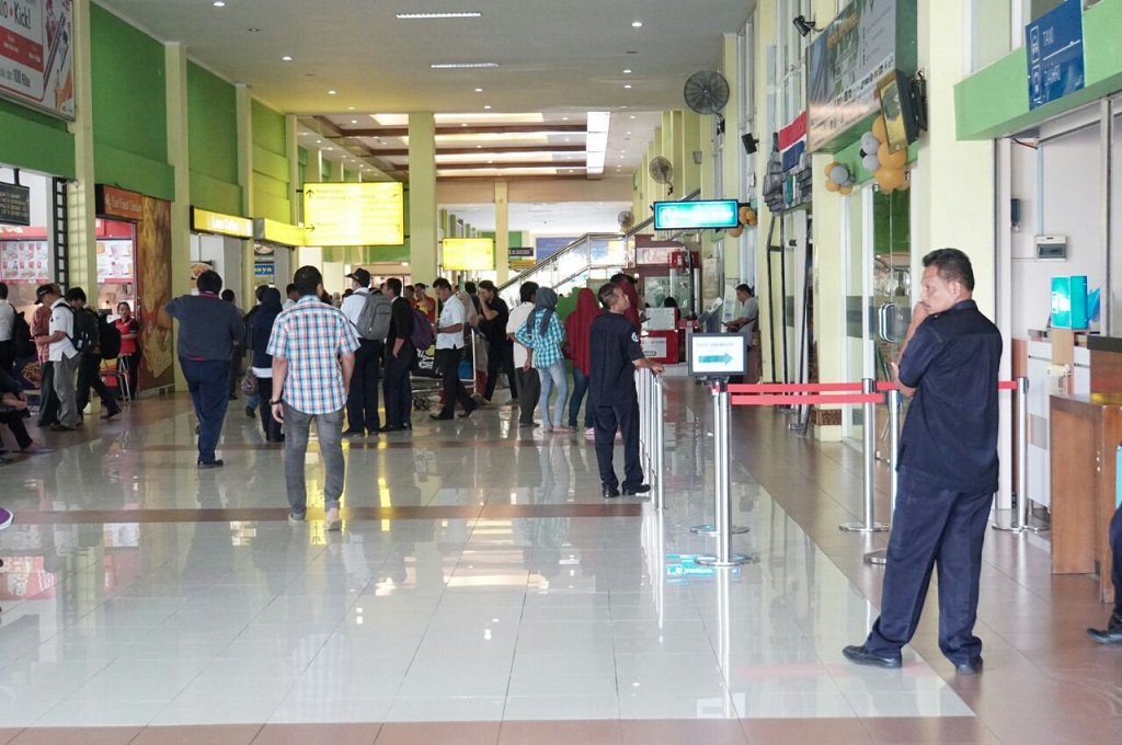 Pesawat Tergelincir karena Ban Bermasalah saat hendak Terbang