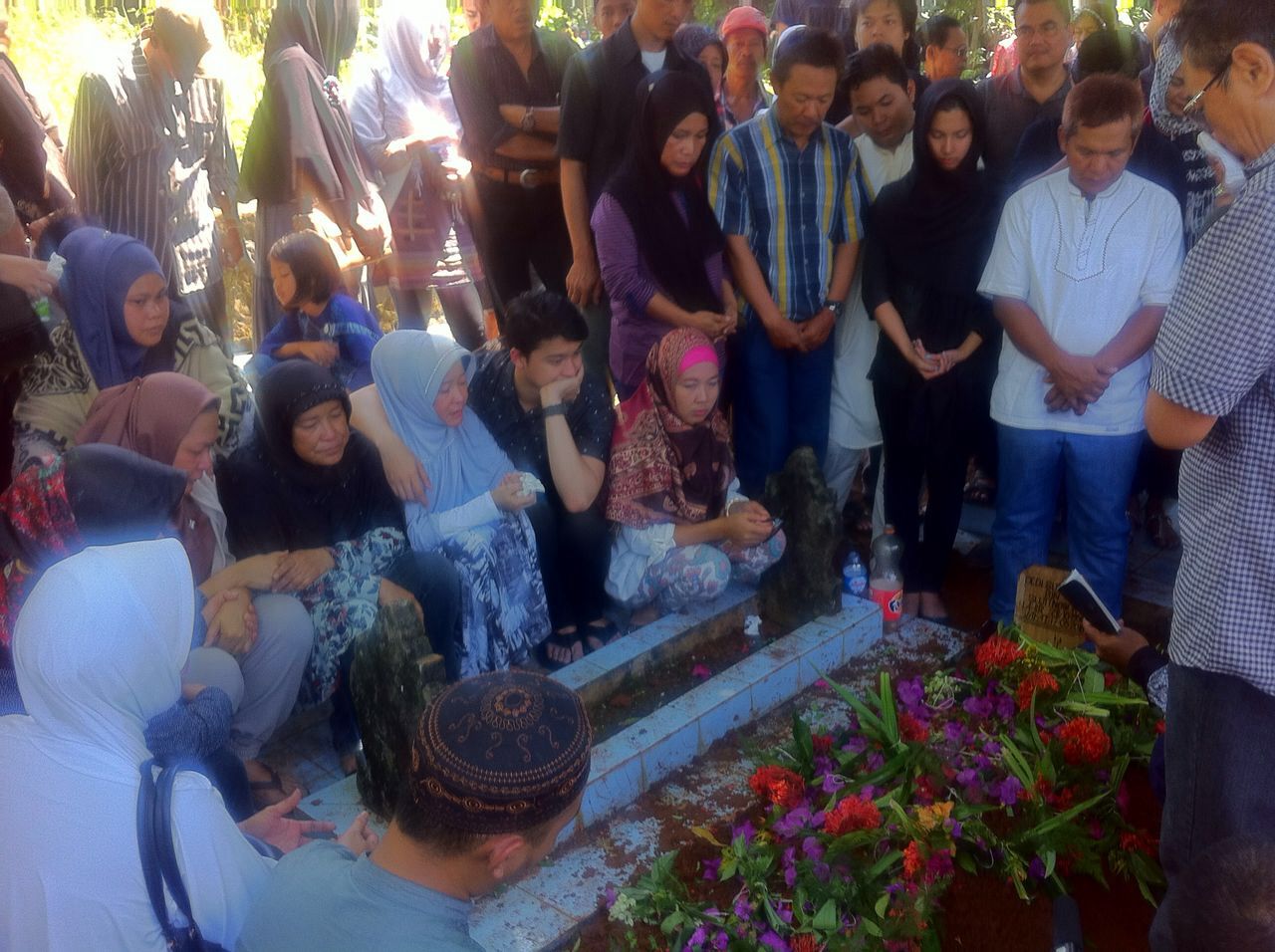Isak Tangis Warnai Pemakaman Deddy Dores