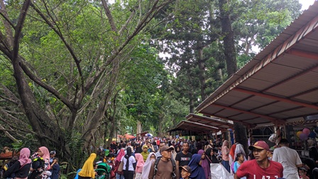 Puluhan Ribu Pengunjung Serbu Ragunan